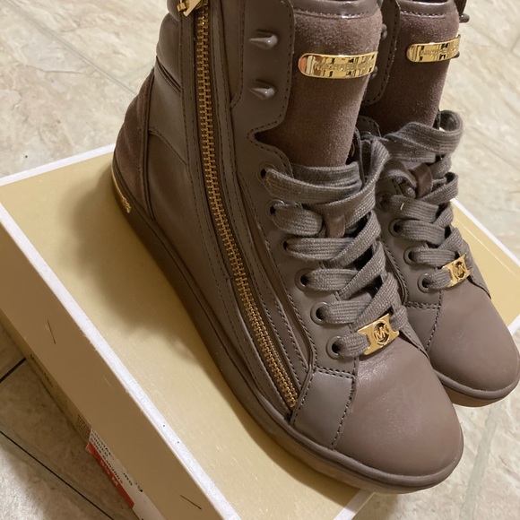 Shoes - Picture 3 of 10